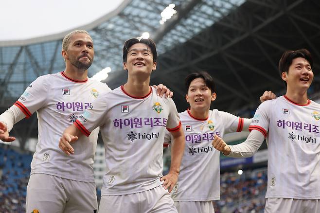 인천축구전용경기장/ K리그1/ 인천유나이티드 vs 강원FC/ 강원 이상헌 득점/ 골 세레머니/ 사진 이완복