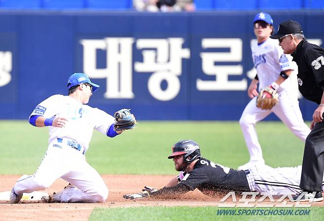 13일 대구 삼성라이온즈파크에서 열린 PO 1차전 삼성과 LG의 경기. 1회 2루 도루를 성공시키고 있는 LG 오스틴. 대구=송정헌 기자songs@sportschosun.com/2024.10.13/