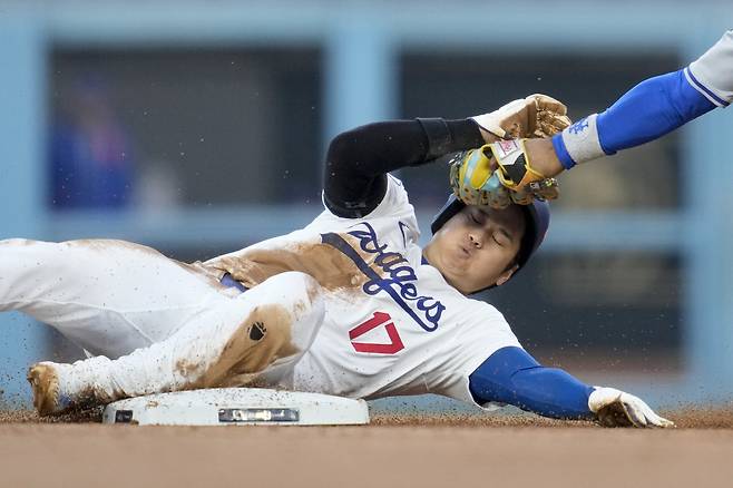 오타니가 NLCS 1차전에서 2회 2루 도루에 실패하고 있다. AP연합뉴스