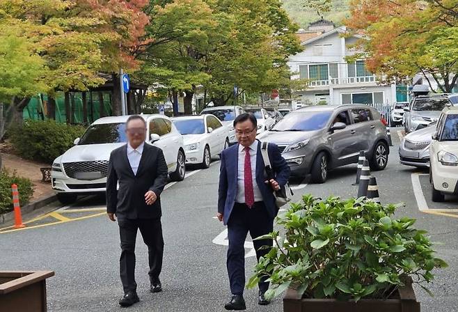 홍남표 경남 창원시장이 항소심 결심 공판 참석을 위해 법정동으로 가고 있다. [사진=이세령 기자]