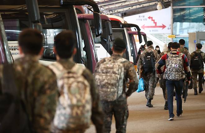 휴가를 나온 군 장병들. 기사와 직접적인 관련 없음. /연합뉴스