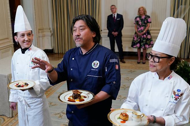 Chef Edward Lee (center), who was invited to serve as the chef for President Yoon Suk-yeol's state dinner at the White House in April last year, explains the menu. /AP, Yonhap News