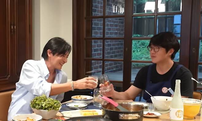가수 성시경 유튜브 채널에 출연한 배우 장동건. /성시경 유튜브