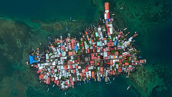 해수면 상승으로 가라앉을 위기에 처한 카리브해 연안의 카르티 수그투푸 섬. 주택들이 장난감 블록으로 만들어진 것 같은 아름다운 모습입니다./AFP 연합뉴스