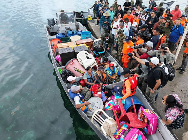 파나마 카리브해 연안의 카르티 수그투푸 섬 주민들이 조그만 배에 생필품을 싣고 본토로 이주 준비를 하고 있습니다./AFP 연합뉴스