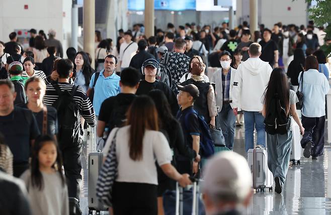 인천 영종도 인천국제공항 제1여객터미널이 여행객 등으로 붐비고 있다. /연합뉴스