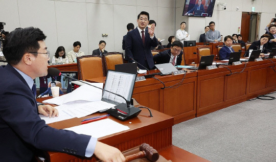 16일 국회에서 열린 운영위원회 전체회의. 국민의힘 간사인 배준영 의원 등이 증인 채택과 관련해 위원장인 더불어민주당 박찬대 원내대표에게 항의하고 있다. 연합뉴스