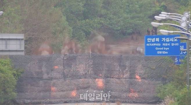 합동참모본부는 15일 북한군이 이날 12시경 경의선 및 동해선 일대에서 연결도로 차단 목적(추정)의 폭파 행위를 자행했다며 현재는 중장비를 투입해 추가 작업을 진행 중이라고 전했다. 사진은 북한의 경의선 도로 폭파 장면. ⓒ합동참모본부