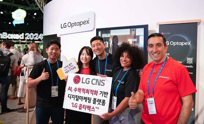 LG CNS가 미국 텍사스주 오스틴에서 열린 unBoxed 2024에 전시부스를 마련하고 'LG 옵타펙스'를 글로벌 고객들에게 처음 공개하고 있는 모습ⓒLG CNS