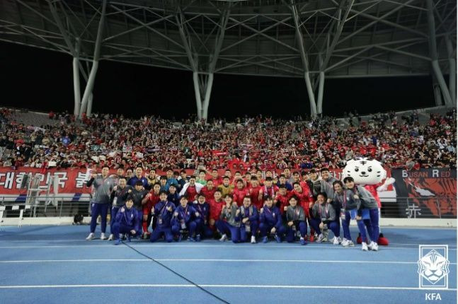 이라크전 승리 후 관중들과 기념 촬영하는 대한민국 축구 국가대표팀. ⓒ KFA