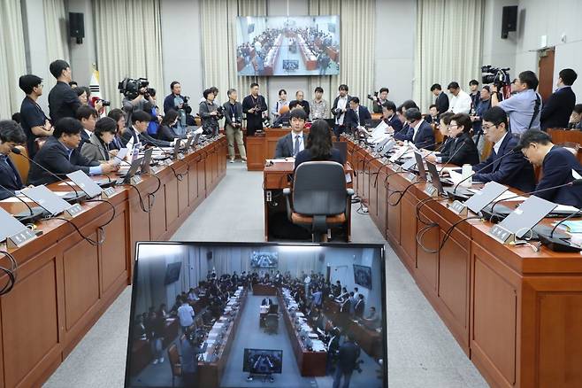 배준영 국회 운영위 국민의힘 간사가 16일 오전 서울 여의도 국회에서 열린 운영위원회 전체회의에서 국정감사 증인 채택과 관련해 박찬대 국회 운영위원장과 박성준 더불어민주당 간사에게 항의를 하고 있다. 이훈구 기자 ufo@donga.com