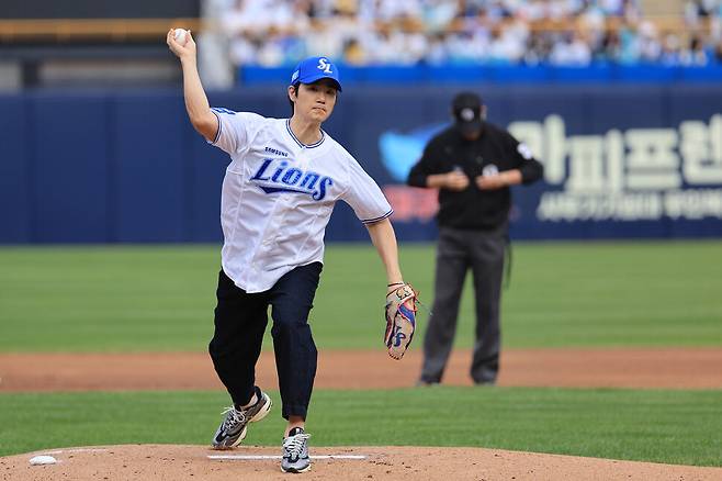 삼성 라이온즈 어린이팬이기도 했던 배우 김강우가 13일 대구 삼성라이온즈파크에서 열린 2024 KBO리그 포스트시즌 플레이오프 1차전 엘지 트윈스와 삼성 경기에 앞서 시구를 하고 있다. 연합뉴스