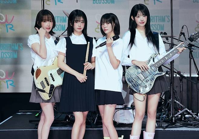 아이돌 밴드 큐더블유이알(QWER). 마젠타(왼쪽부터), 쵸단, 시연, 히나. 타마고 프로덕션 제공