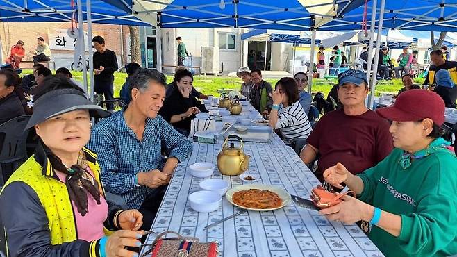 지난 8~9일 청주 가덕면에서 열린 꽃천지 가덕 무심천 물길 축제에서 시민 등이 다회용기에 담긴 음식을 즐기고 있다. 가덕면 주민자치위원회 제공