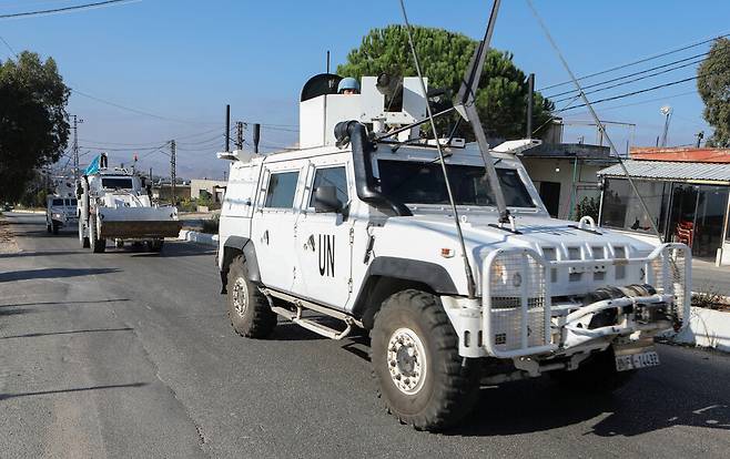 11일(현지시각) 레바논 남부 마르자윤에서 유엔 평화유지군(UNIFIL) 차량이 지나가고 있다. 마르자윤/로이터 연합뉴스