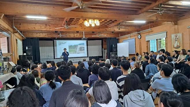 지난달 22일 3주체 합동 토론회에서 학교운영계획을 발표하는 후보자. 제천간디학교 제공