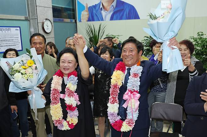 10·16 재보궐선거가 치러진 16일 오후 전남 곡성군 곡성읍 선거사무실에서 더불어민주당 조상래 후보가 당선 소식을 듣고 기뻐하고 있다. 연합뉴스