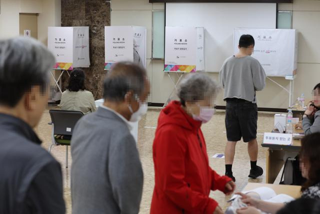 서울시교육감 보궐선거 본투표가 열린 16일 오전 서울 강남구 국민연금공단 서울남부지역본부에 마련된 투표소에서 시민들이 투표하고 있다. 연합뉴스