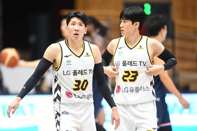 LG 유니폼을 입은 두경민과 전성현.    사진=KBL 제공 