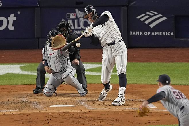 <yonhap photo-2118=""> 16일 ALCS 2차전 7회 말 쐐기 투런포를 때리는 애런 저지의 모습. AP=연합뉴스</yonhap>