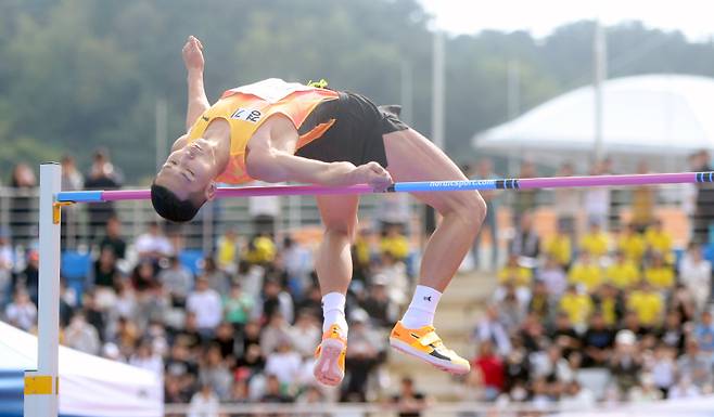 <yonhap photo-2980="">16일 경남 김해종합운동장에서 열린 '제105회 전국체육대회(전국체전)' 높이뛰기 경기. 우상혁(경기)이 높이뛰기를 하고 있다. 사진=연합뉴스</yonhap>