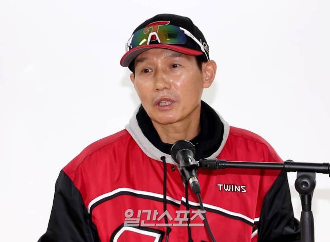 15일 대구삼성라이온즈파크에서 열리는 2024 프로야구 KBO 포스트시즌 삼성 라이온즈와 LG 트윈스의 플레이오프(PO) 2차전에 앞서 염경엽 감독이 취재진과 인터뷰를 하고 있다. 대구=김민규 기자&nbsp; /2024.10.15/