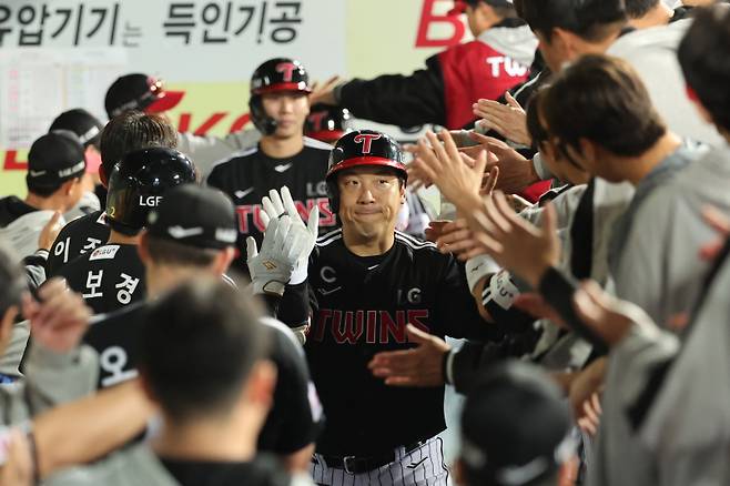 (대구=연합뉴스) 신현우 기자 = 15일 대구 삼성라이온즈파크에서 열린 2024 신한 SOL뱅크 KBO 포스트시즌 플레이오프 2차전 LG 트윈스와 삼성 라이온즈의 경기. 9회초 2사 1,2루 LG 김현수가 홈런을 친 뒤 더그아웃에서 축하받고 있다. 2024.10.15 nowwego@yna.co.kr/2024-10-15 22:18:34/ <저작권자 ⓒ 1980-2024 ㈜연합뉴스. 무단 전재 재배포 금지, AI 학습 및 활용 금지>