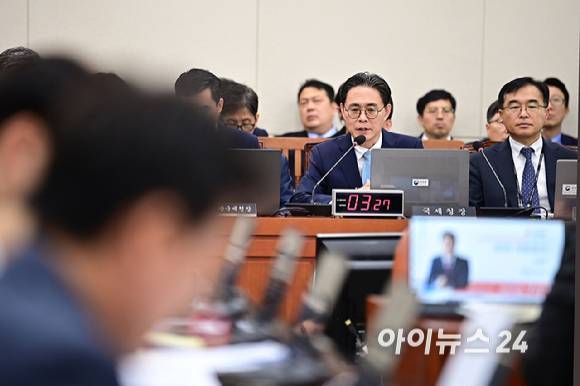 강민수 국세청장이 16일 오전 서울 여의도 국회 기획재정위원회의 국세청 국정감사에서 의원 질의에 답변하고 있다. [사진=곽영래 기자]