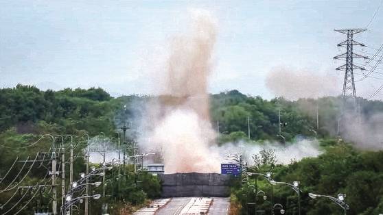 북한이 15일 동해선과 경의선의 남북 연결도로를 폭파했다. 우리 군은 북한의 도발적 행위에 대응 차원에서 군사분계선(MDL) 이남 지역에 대응사격을 실시했다. [사진=합동참모본부, 뉴스1]