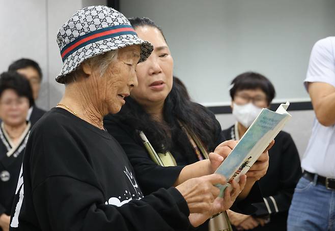 대구 달서구의 한 장례식장에 차려진 ‘수니와칠공주’ 서무석 할머니의 빈소에서 16일 그의 절친한 친구이자 멤버인 이필선 할머니가 편지를 읽고 있다. 연합뉴스