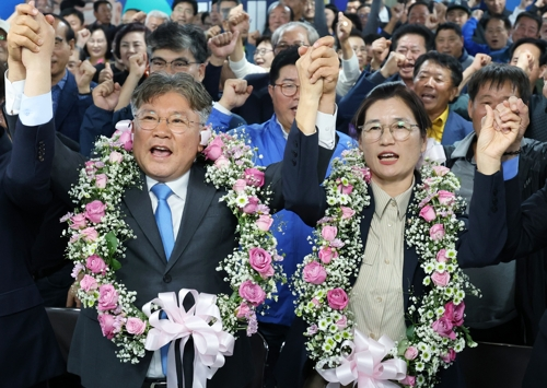 10·16 재보궐선거가 실시된 16일 오후 전남 영광군수 재선거에서 당선이 확실시된 더불어민주당 장세일 후보가 배우자 정수미 씨와 영광읍 선거사무소에서 지지자에게 인사하고 있다. 영광/연합뉴스