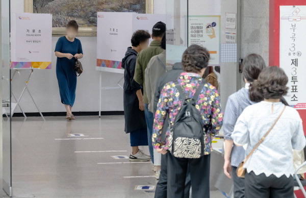 부산 금정구청장 보궐선거 본 투표날인 16일 금정구청에 마련된 투표소에서 유권자들이 소중한 한표를 행사하고 있다. 이원준 기자