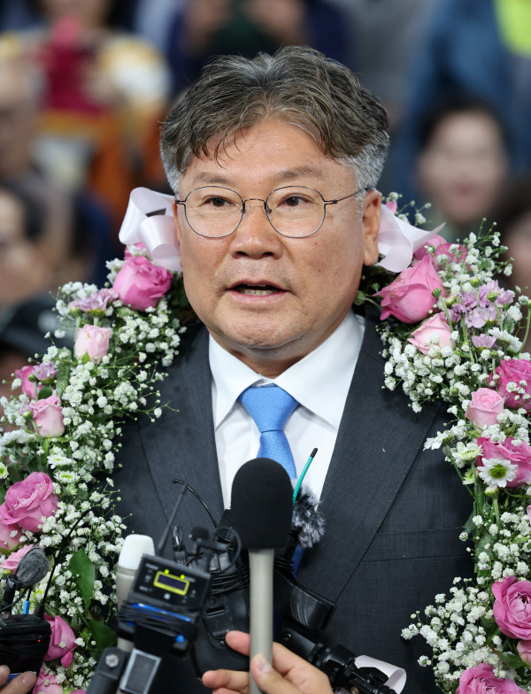 16일 오후 전남 영광군수 재선거에서 당선이 확실시된 더불어민주당 장세일 후보가 인터뷰하고 있다. 연합뉴스