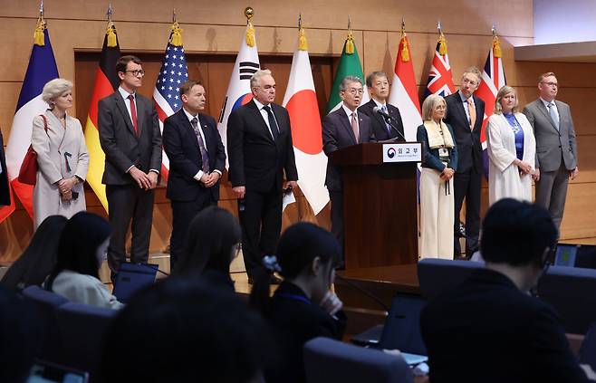 South Korean First Vice Foreign Minister Kim Hong-kyun (center) announces the launch of the Multilateral Sanctions Monitoring Team, joined by US Deputy Secretary of State Kurt Campbell, Japanese Vice Foreign Minister Masataka Okano, and ambassadors to South Korea from eight countries -- Australia, Canada, France, Germany, Italy, the Netherlands, New Zealand, and the United Kingdom -- at the Foreign Ministry building in Seoul on Wednesday. (Yonhap)