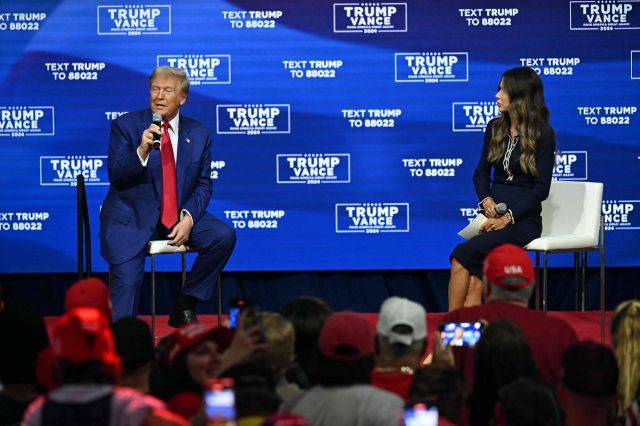 미국 공화당 대선 후보인 도널드 트럼프 전 대통령(왼쪽)이 15일(현지시간) 펜실베이니아주 오크스에서 열린 타운홀 미팅에 참석해 발언하고 있다. 연합뉴스