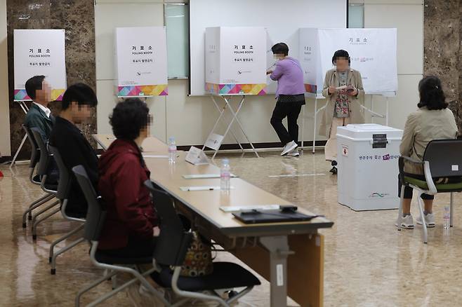 서울 강남구 국민연금공단 서울남부지역본부에 마련된 투표소에서 시민들이 투표하고 있는 모습. / 사진 = 연합뉴스