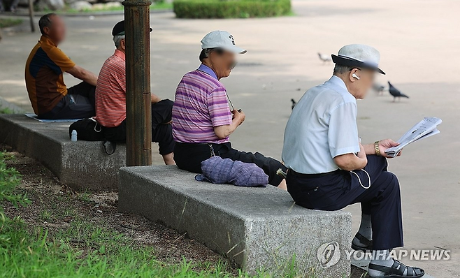 서울 종로구 탑골공원에서 휴식 취하는 노인들. [사진 출처 = 연합뉴스]