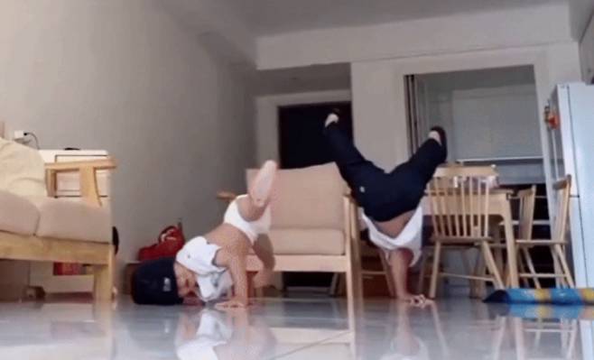 기저귀를 입은 네살배기가 놀라운 비보잉 실력을 뽐내는 영상이 공개됐다. /사진=docnhanh