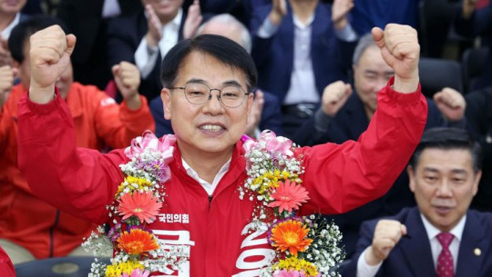 부산 금정구청장 보궐선거 윤일현 국민의힘 후보가 16일 금정구 자신의 선거사무소에서 당선이 유력해지자 환호하고 있다. 뉴시스