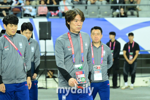 15일 오후 경기도 용인 미르스타디음에서 진행된 '2026 국제축구연맹(FIFA) 북중미 월드컵 아시아 지역 3차 예선 B조 4차' 대한민국-이라크와의 경기에서 축구대표팀이 홍명보 감독이 벤치를 향하고 있다./용인 = 곽경훈 기자