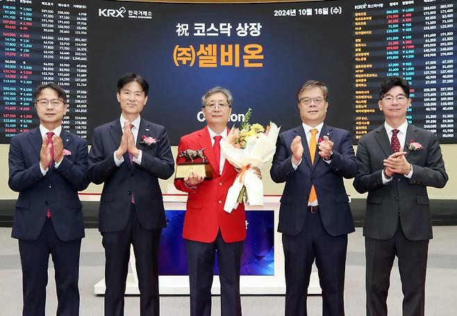 한국거래소 코스닥시장본부는 16일 서울사옥 홍보관에서 방사성의약품 신약개발(전립선암 치료제)등 의약품 제조업을 영위하는 셀비온의 코스닥시장 상장기념식을 개최했다.(왼쪽부터) 김대영 한국IR협의회 부회장, 민경욱 한국거래소 코스닥시장 본부장, 김권 셀비온 대표, 오익근 대신증권 대표, 김준만 코스닥협회 상무 [한국거래소 제공]