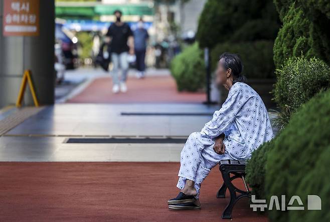 [서울=뉴시스] 정병혁 기자 = 서울의 종합병원에서 한 환자가 휴식을 취하고 있다. 2024.09.11. jhope@newsis.com