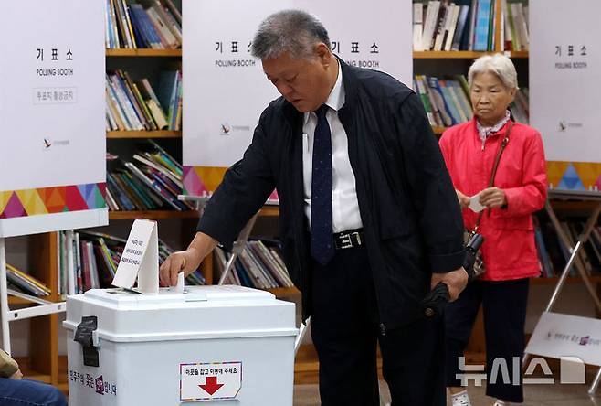 [서울=뉴시스] 추상철 기자 =  10.16 서울시교육감 보궐선거일인 16일 오전 서울 구로구 구로아트밸리 예술극장에 마련된 구로5동 제4투표소에서 유권자가 소중한 한표를 행사하고 있다. 2024.10.16. scchoo@newsis.com