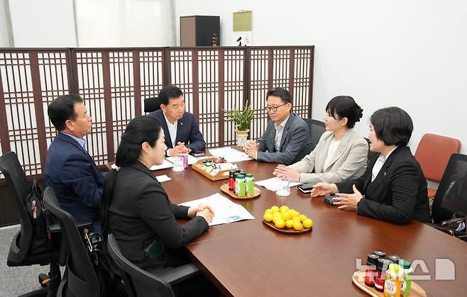 [전주=뉴시스] 전북자치도의회 예산결산특별위원회 김성수 위원장 등은 16일 국회를 찾아 신정훈 행정안전위원회 위원장을 만나, 지방자치단체의 재정 위기를 설명하고 지방교부세 등 지연에 대해 우려와 함께 이를 즉시 해결할 것을 촉구하는 건의안을 전달했다. 2024.10.16 *재판매 및 DB 금지