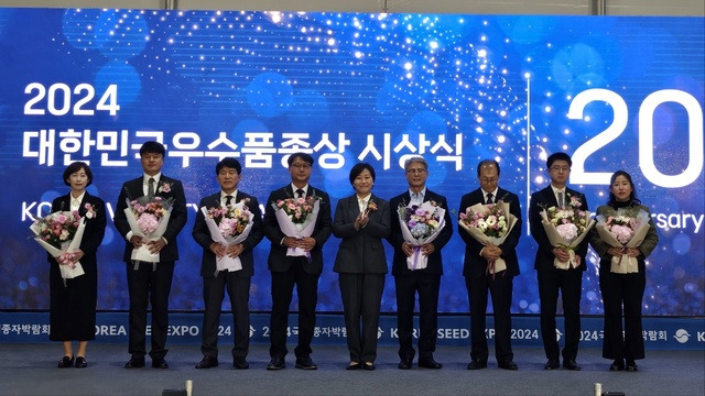 16일 전북 김제 한국농업기술진흥원 종자산업진흥센터에서 열린 ‘제 20회 대한민국우수품종상’ 시상식에서 송미령 농식품부 장관(가운데)이 수상자들과 기념 촬영하고있다.