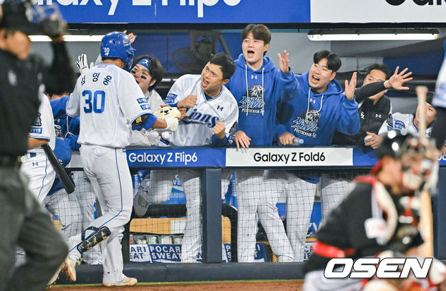 [OSEN=대구, 박준형 기자] 15일 대구 삼성라이온즈파크에서 2024 신한 SOL뱅크 KBO 포스트시즌 플레이오프 삼성 라이온즈와 LG 트윈스의 2차전 경기가 진행됐다홈팀 삼성은 원태인을 선발로, 방문팀 LG는 손주영을 선발로 내세웠다.2회말 2사 삼성 김영웅이 역전 솔로홈런을 날리고 동료들과 하이파이브를 하고 있다.  2024.10.15 / soul1014@osen.co.kr