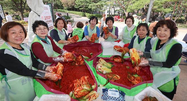 인천한국부인회 회원들이 16일 서울 중구 남산골 한옥마을에서 열린 제1회 대한민국 김장김치 축제에서 불우이웃들에게 전달할 김장 김치를 담그고 있다.