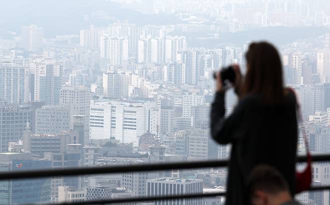 지난 15일 서울 남산에서 바라본 도심에 아파트 단지 모습이 보이고 있다. 뉴스1