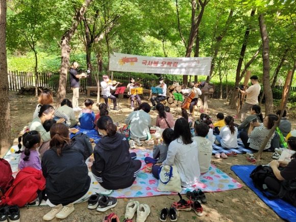 지난해 서울 관악구 ‘숲속 작은 음악회’에서 구민들이 연주를 감상하고 있다. 관악구 제공