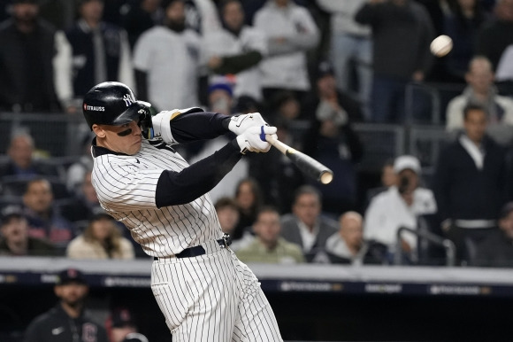 ALCS Guardians Yankees Baseball - New York Yankees‘ Aaron Judge hits a two-run home run against the Cleveland Guardians during the seventh inning in Game 2 of the baseball AL Championship Series Tuesday, Oct. 15, 2024, in New York. (AP Photo/Godofredo Vásquez )    <Copyright (c) Yonhap News Agency prohibits its content from being redistributed or reprinted without consent, and forbids the content from being learned and used by artificial intelligence systems.>